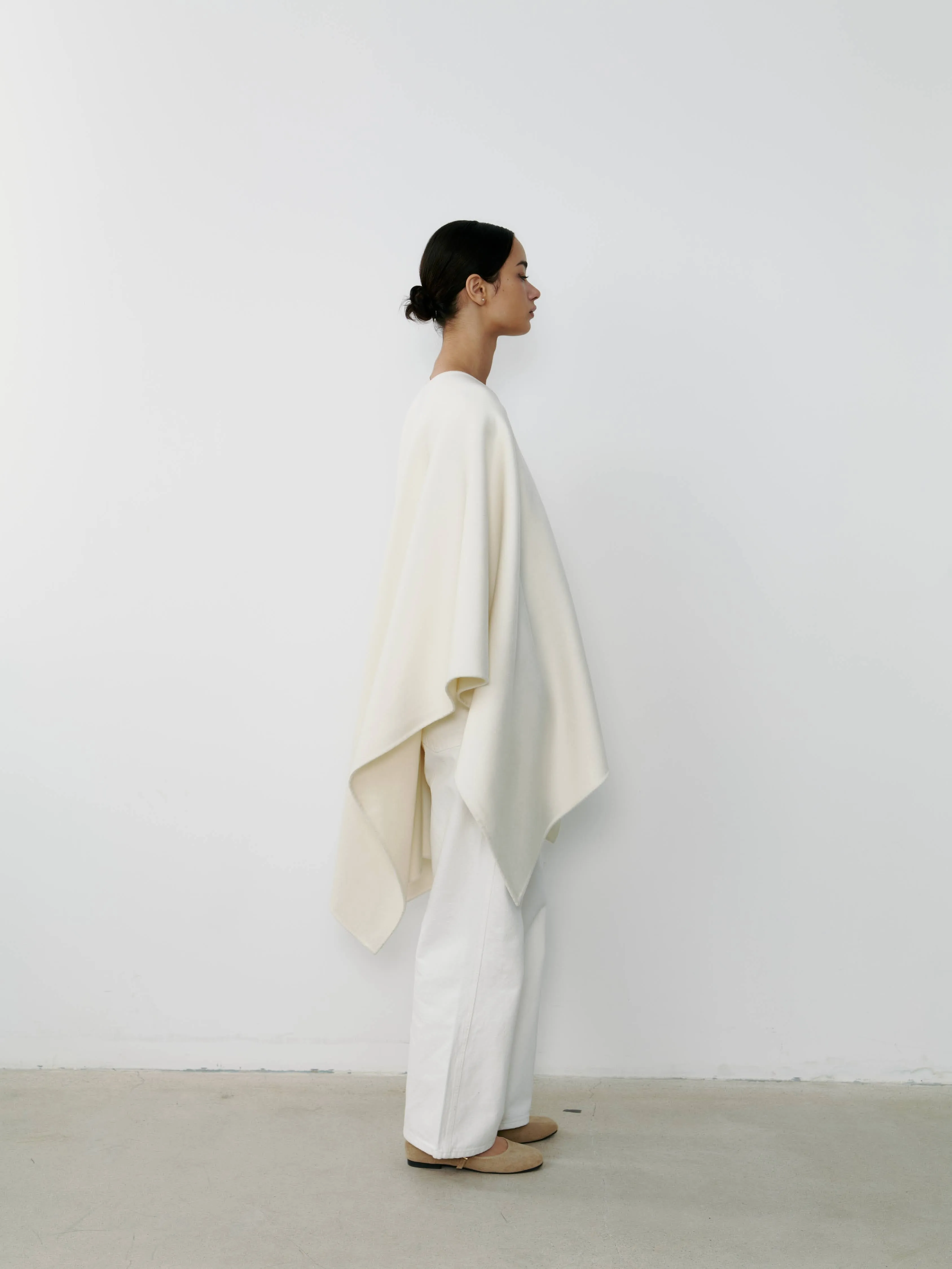 THE CASHMERE CAPE - WHITE